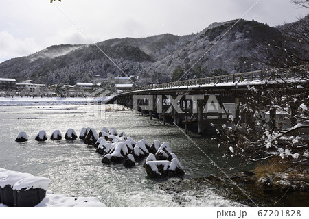 嵯峨野嵐山　渡月橋の雪景 67201828