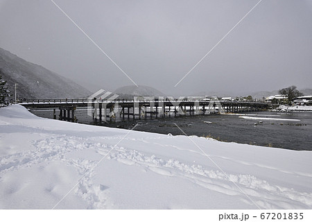 嵯峨野嵐山　渡月橋の雪景 67201835