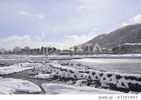 嵯峨野嵐山　桂川（大堰川）の雪景 67201941