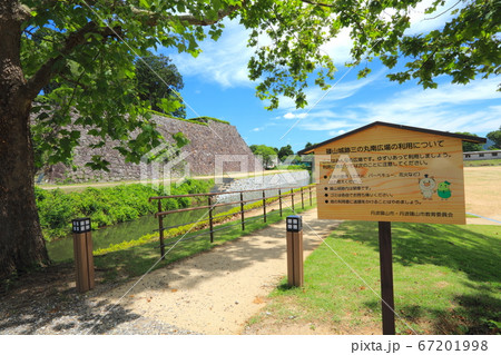 篠山城跡・天守台と三の丸南広場とマナー看板「国指定重要伝統的建造物群保存地区」 篠山城跡・天守台と三の丸南広場とマナー看板「国指定重要伝統的建造物群保存地区」 67201998