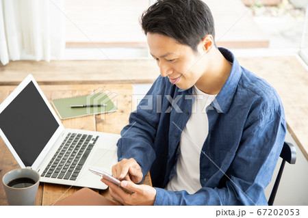 パソコンを操作する若い男性 テレワーク 働き方改革 パソコンを操作する若い男性 テレワーク 働き方改革 67202053