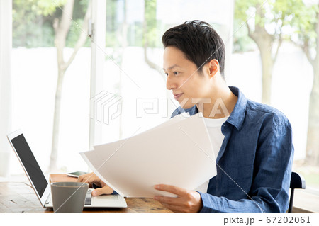 パソコンを操作する若い男性 テレワーク 働き方改革 パソコンを操作する若い男性 テレワーク 働き方改革 67202061