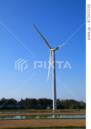 青空を背景の風力発電 67202318