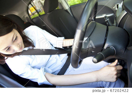 運転する女性 67202422