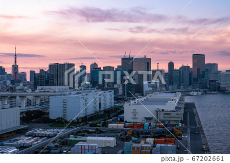 《東京都》東京の夕暮れ・ウォーターフロント 67202661