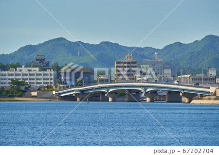 島根県松江市袖師町付近から北側(しんじ湖温泉、松江城方面)を見る 島根県松江市袖師町付近から北側(しんじ湖温泉、松江城方面)を見る 67202704
