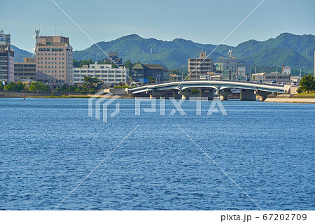 島根県松江市袖師町付近から北側（しんじ湖温泉、松江城方面）を見る 67202709