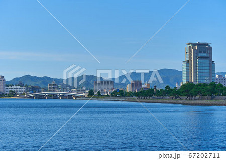 島根県松江市袖師町付近から北側（しんじ湖温泉、松江城方面）を見る 67202711