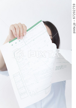 離婚届を破る女性 67202759