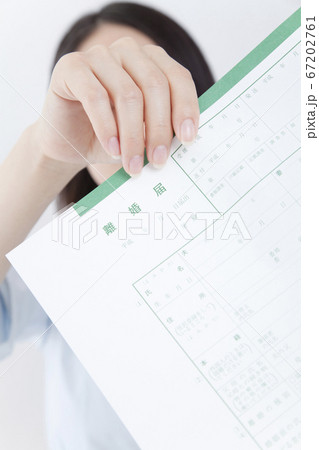 離婚届を破る女性 離婚届を破る女性 67202761