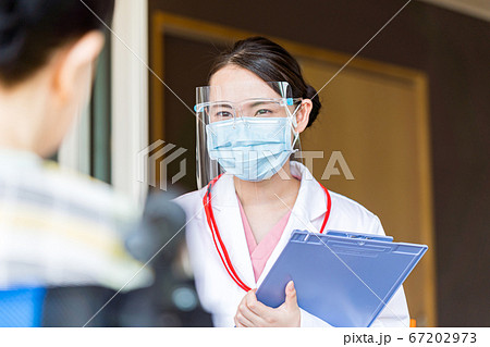 若い女性、問診、フェイスシールド 67202973