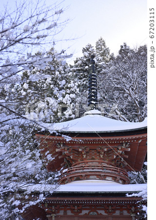 虚空蔵法輪寺　多宝塔の雪景色 67203115