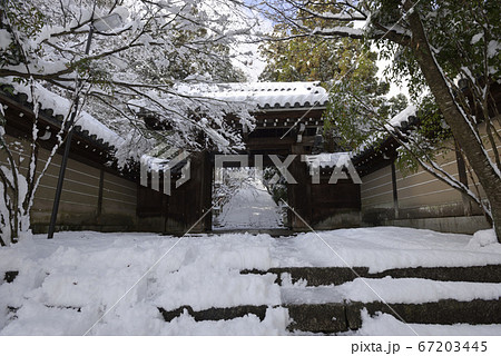 虚空蔵法輪寺　山門の雪景色 67203445