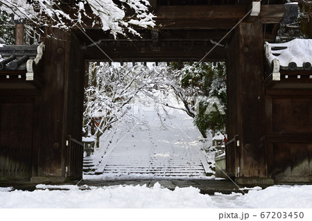 虚空蔵法輪寺　山門の雪景色 67203450