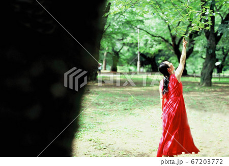 公園の赤い服をきた女 公園の赤い服をきた女 67203772