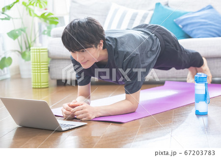 自宅でトレーニングをする若い男性 67203783