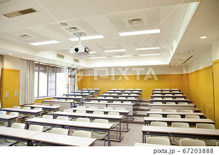 大学の講義室 67203888