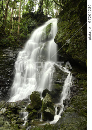 象(きさ)の小川沿いに懸かる高滝 67204280