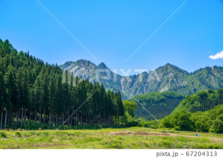 大源山麓の旭原付近から春山の景色　　新潟県 67204313