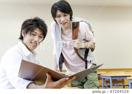 会話する男子大学生 会話する男子大学生 67204529