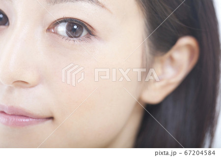 女性の顔 女性の顔 67204584