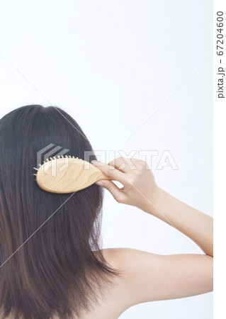 ブラシで髪を梳く女性 ブラシで髪を梳く女性 67204600