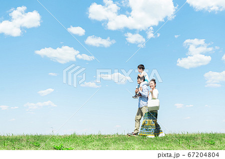 家族、青空、肩車、見上げる 67204804