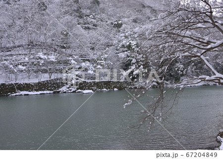 嵯峨野嵐山　桂川（大堰川）の雪景 67204849