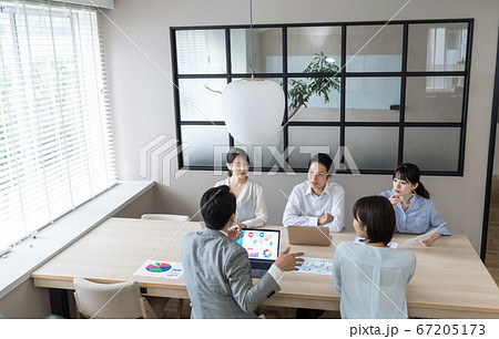ビジネスミーティング　カジュアルなオフィスシーン 67205173