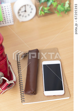 ランドセルとスマートフォン　小学生のスマートフォン所持 67205393