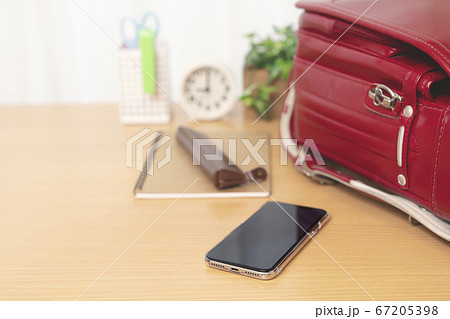 ランドセルとスマートフォン　小学生のスマートフォン所持 67205398