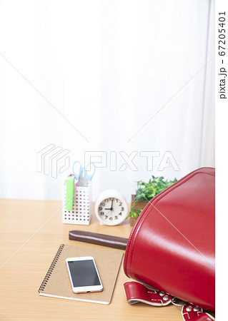 ランドセルとスマートフォン　小学生のスマートフォン所持 67205401