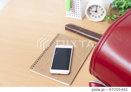 ランドセルとスマートフォン 小学生のスマートフォン所持 ランドセルとスマートフォン 小学生のスマートフォン所持 67205402