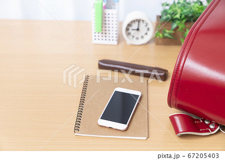 ランドセルとスマートフォン　小学生のスマートフォン所持 67205403