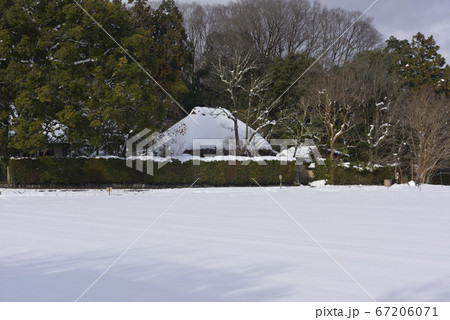 向井去来の草庵　落柿舎の雪景 67206071