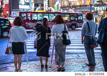 《東京都》夜の渋谷・後ろ姿 《東京都》夜の渋谷・後ろ姿 67206098