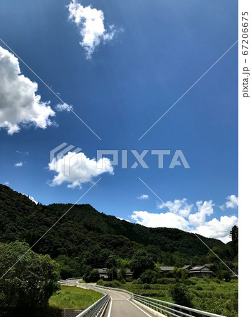 夏の山村と青空 夏の山村と青空 67206675
