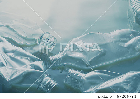 水面に漂う捨てられたペットボトル 67206731