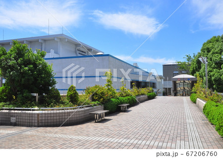 神奈川県藤沢市　藤沢市民会館への2階プロムナード 67206760