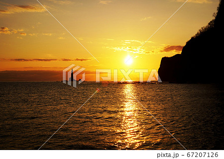 夕暮れのローソク岩 67207126