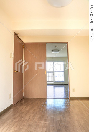 洋室、マンションの内見 67208255