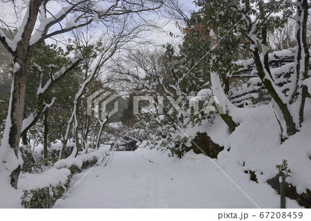 化野念仏寺　参道の雪景 67208459