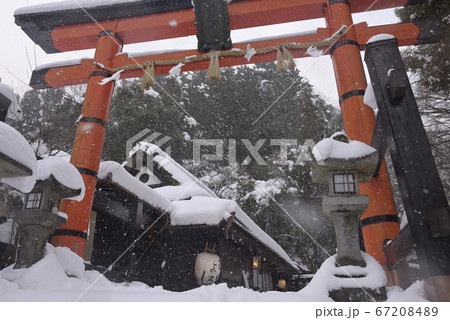 愛宕神社　一の鳥居と平野屋の雪景 67208489
