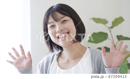 笑顔の女性 67209413