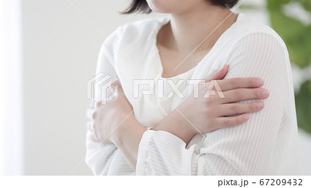 寒がる女性 67209432