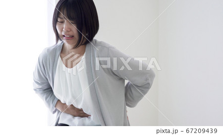 腹痛の女性 腹痛の女性 67209439