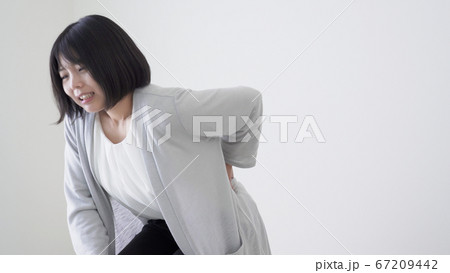 腰痛の女性 67209442