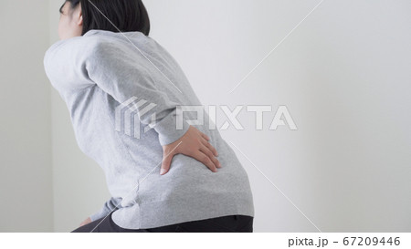 腰痛の女性 67209446