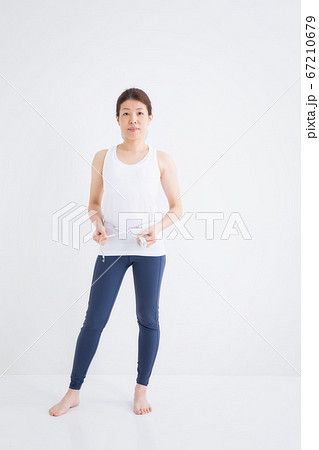 スポーツウェアをきた女性 67210679