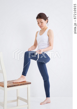 スポーツウェアをきた女性 67210935